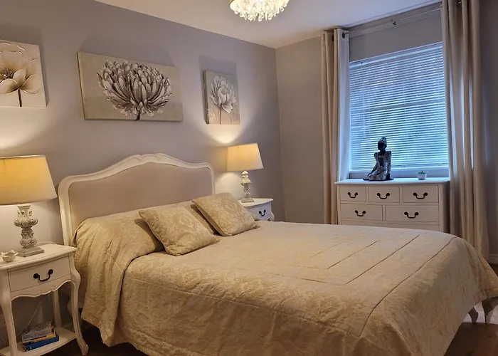 Three Bedroom Apartment By Beautiful Park